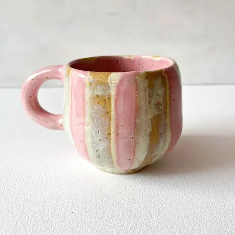 keramik kop, keramik kopper, keramik krus, kop med hank, kop uden hank, espresso kop, cortadokop, kop, kopper, remix by sofie, Hygge kop brede riller lysegul, kop i lysegul, keramik kop, ceramic cups, yellow kop, remix by sofie, mia lindbirk