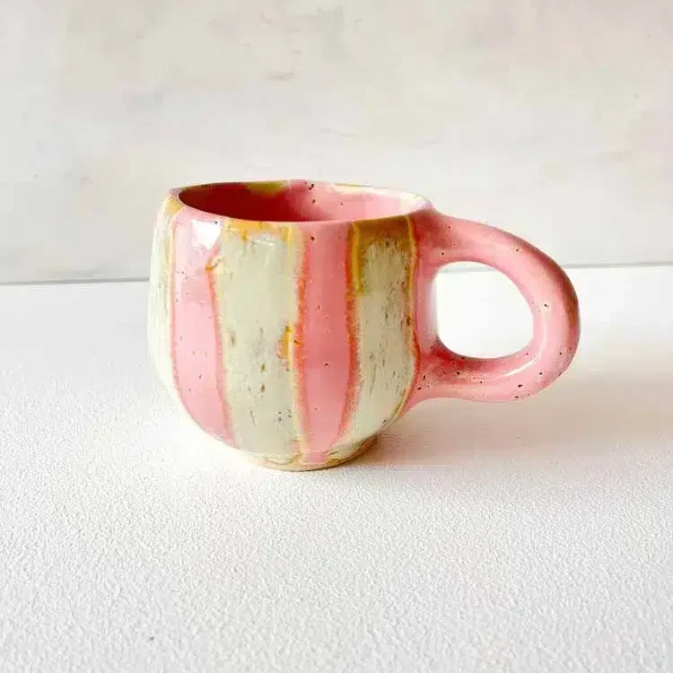 keramik kop, keramik kopper, keramik krus, kop med hank, kop uden hank, espresso kop, cortadokop, kop, kopper, remix by sofie,Hygge kop brede riller lysegul, kop i lysegul, keramik kop, ceramic cups, yellow kop, remix by sofie, mia lindbirk