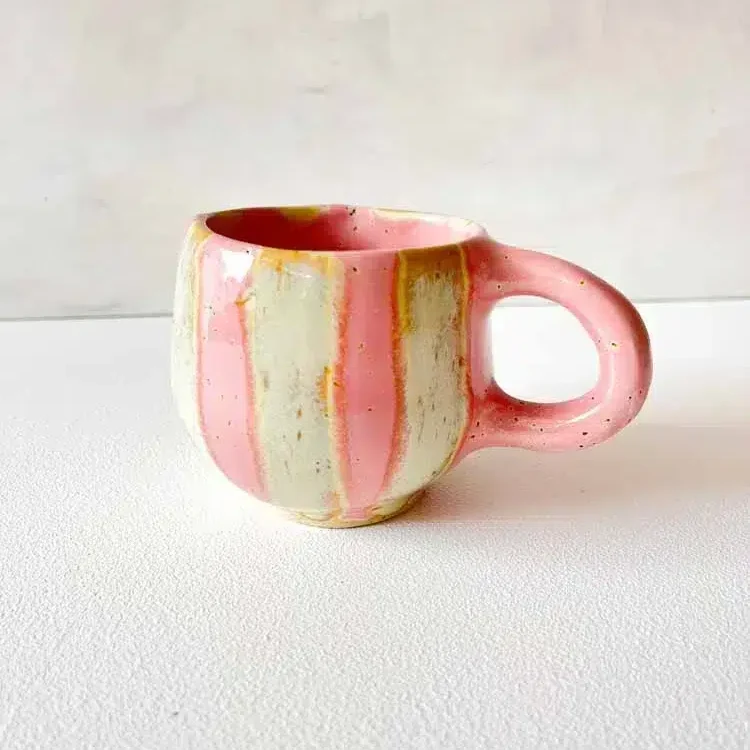 keramik kop, keramik kopper, keramik krus, kop med hank, kop uden hank, espresso kop, cortadokop, kop, kopper, remix by sofie, Hygge kop brede riller lysegul, kop i lysegul, keramik kop, ceramic cups, yellow kop, remix by sofie, mia lindbirk