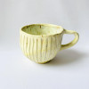 Hygge kop brede riller lysegul, kop i lysegul, keramik kop, ceramic cups, yellow kop, remix by sofie, mia lindbirk