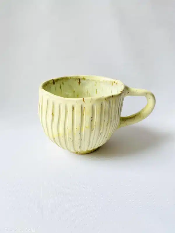 Hygge kop brede riller lysegul, kop i lysegul, keramik kop, ceramic cups, yellow kop, remix by sofie, mia lindbirk