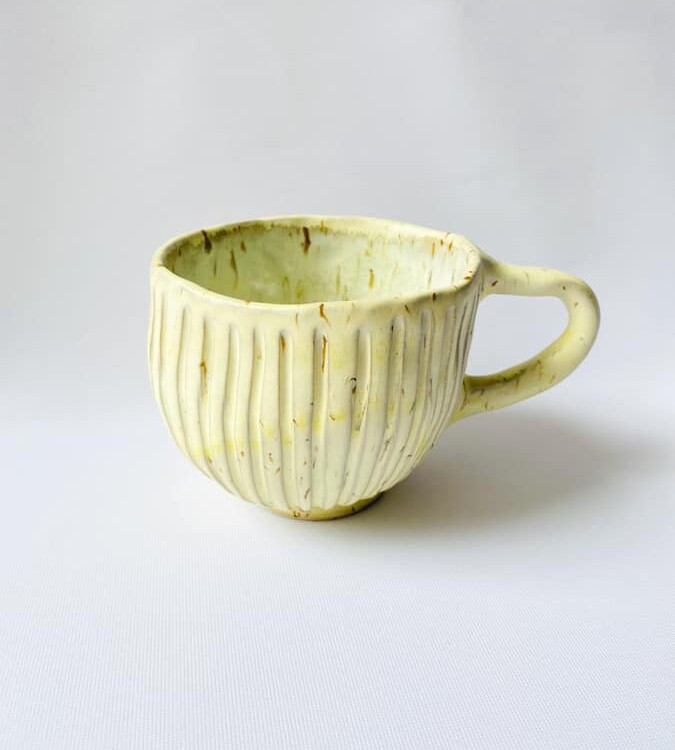 Hygge kop brede riller lysegul, kop i lysegul, keramik kop, ceramic cups, yellow kop, remix by sofie, mia lindbirk