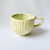 Hygge kop brede riller lysegul, kop i lysegul, keramik kop, ceramic cups, yellow kop, remix by sofie, mia lindbirk