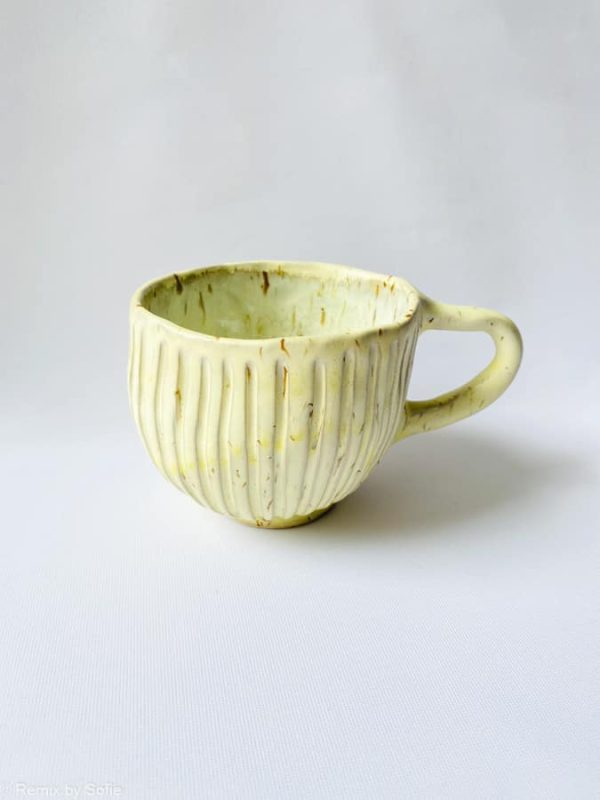 Hygge kop brede riller lysegul, kop i lysegul, keramik kop, ceramic cups, yellow kop, remix by sofie, mia lindbirk