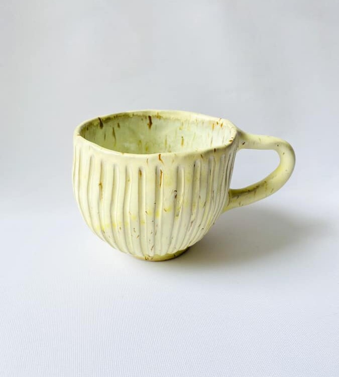 Hygge kop brede riller lysegul, kop i lysegul, keramik kop, ceramic cups, yellow kop, remix by sofie, mia lindbirk