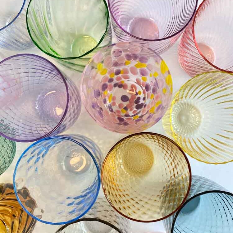 anna von lipa, remix by Sofie, anna von lipa glas, mundblæste glas, handblown glass, glas, drikkeglas, vandglas, farvede glas, mix og matck glas, mix & matck glas, tumbler, wawe glas, swirk glas, harlekin glas, spiral glas, bambus glas, oliveglas, borddækning