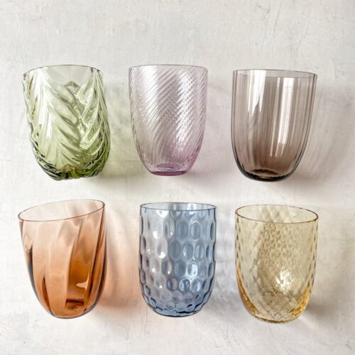 mix & match glas, mix & match tumbler, anna von lipa glas, wawe glas,swirl glas, anna von lipa mix & match glas og tumblere, swirl glas, wawe glas, bambus glas, straight glas og tumbler, olive glas, ice glas, harlekin glas, tumbler, vand glas, drikkeglas, drinking glass, anna von lipa glas, remix by sofie anna von lipa forhandler, bordækning, farvede glas, farvet glas, drinking glasses, czech glass, bohemian glass