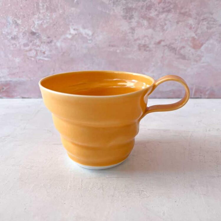 rikke mangelsen keramik, porcelæns kop i orange, kaffe kop, kop, pastelfarvet kop, kaffekop, tekop, håndlavet keramik, kopper med hank, made in denmark, dansk design, remix by sofie, bordækning