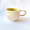 Hygge kop brede riller mintblå, kop i mint, keramik kop, ceramic cups, yellow kop, remix by sofie, mia lindbirk