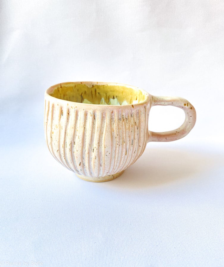 Hygge kop brede riller mintblå, kop i mint, keramik kop, ceramic cups, yellow kop, remix by sofie, mia lindbirk