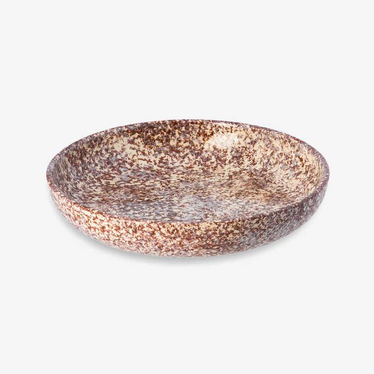 shallow bowl, granite serien, borddækning, familianna, handmade in europe, håndlavet, håndmalet, remix by sofie, familianna, familianna forhandler, familianns størst udvalg og bedste prise, keramik, håndlavet keramik, dansk design, bordækning, håndlavet keramik, keramik med pletter.