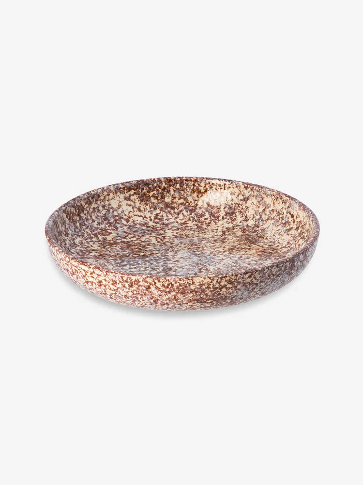 shallow bowl, granite serien, borddækning, familianna, handmade in europe, håndlavet, håndmalet, remix by sofie, familianna, familianna forhandler, familianns størst udvalg og bedste prise, keramik, håndlavet keramik, dansk design, bordækning, håndlavet keramik, keramik med pletter.