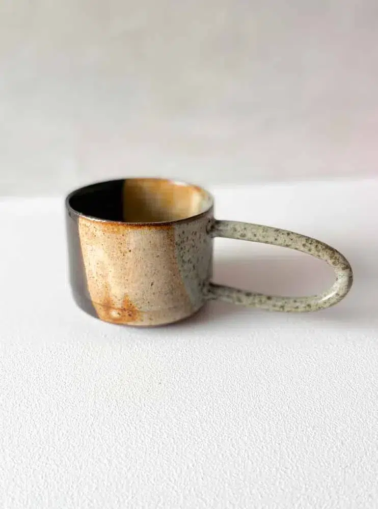 trine lise keramik, rillet kop, kop, hånddrejet kop, keramik kop, te kop, kaffe kop, latte kop, kop med hank, trine lise keramik, cappucino kop, stentøj kop, ceramic cup, mug,