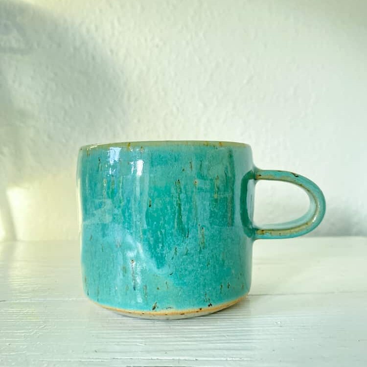 trine lise keramik, rillet kop, kop, hånddrejet kop, keramik kop, te kop, kaffe kop, latte kop, kop med hank, trine lise keramik, cappucino kop, stentøj kop, ceramic cup, mug,