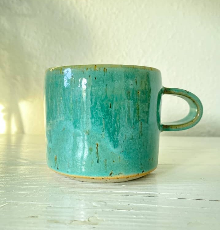 trine lise keramik, rillet kop, kop, hånddrejet kop, keramik kop, te kop, kaffe kop, latte kop, kop med hank, trine lise keramik, cappucino kop, stentøj kop, ceramic cup, mug,