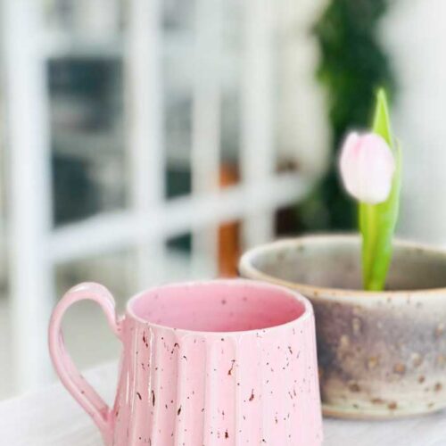 trine lise keramik, rillet kop, kop, hånddrejet kop, keramik kop, te kop, kaffe kop, latte kop, kop med hank, trine lise keramik, cappucino kop, stentøj kop, ceramic cup, mug,