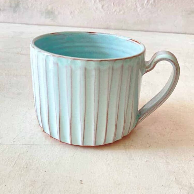 trine lise keramik, rillet kop, kop, hånddrejet kop, keramik kop, te kop, kaffe kop, latte kop, kop med hank, trine lise keramik, cappucino kop, stentøj kop, ceramic cup, mug,