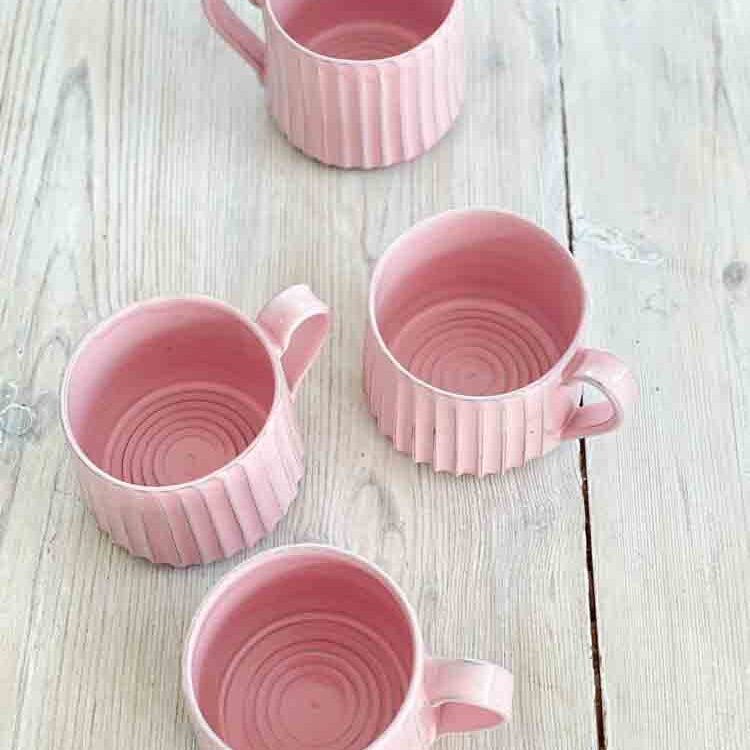 trine lise keramik, rillet kop, kop, hånddrejet kop, keramik kop, te kop, kaffe kop, latte kop, kop med hank, trine lise keramik, cappucino kop, stentøj kop, ceramic cup, mug,