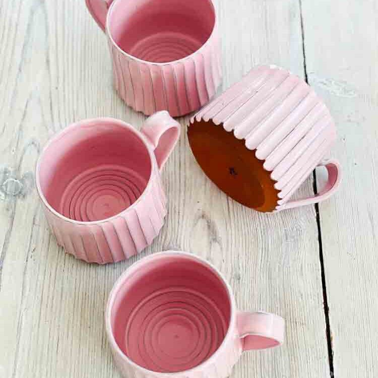 trine lise keramik, rillet kop, kop, hånddrejet kop, keramik kop, te kop, kaffe kop, latte kop, kop med hank, trine lise keramik, cappucino kop, stentøj kop, ceramic cup, mug,