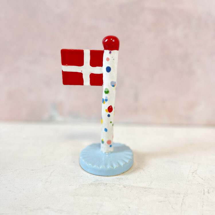 håndlavet keramik flag fra the clay play i harlekin flag med lilla fod- Fødselsdagsflag - TheClayPlay