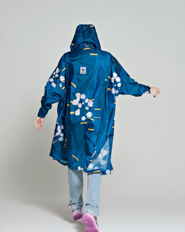 rainkiss regnponcho i genbrugsplastik japaneese flowers i blå