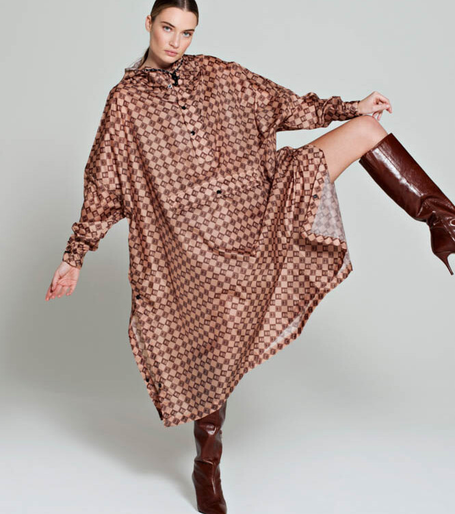 rainkiss regnponcho i genbrugsplastik digi damier i brune