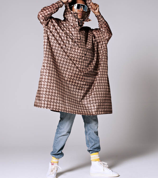 rainkiss regnponcho i genbrugsplastik digi damier i brune