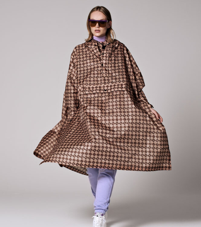 rainkiss regnponcho i genbrugsplastik digi damier i brune