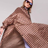 rainkiss regnponcho i genbrugsplastik digi damier i brune