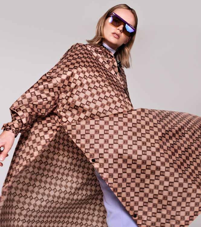 rainkiss regnponcho i genbrugsplastik digi damier i brune