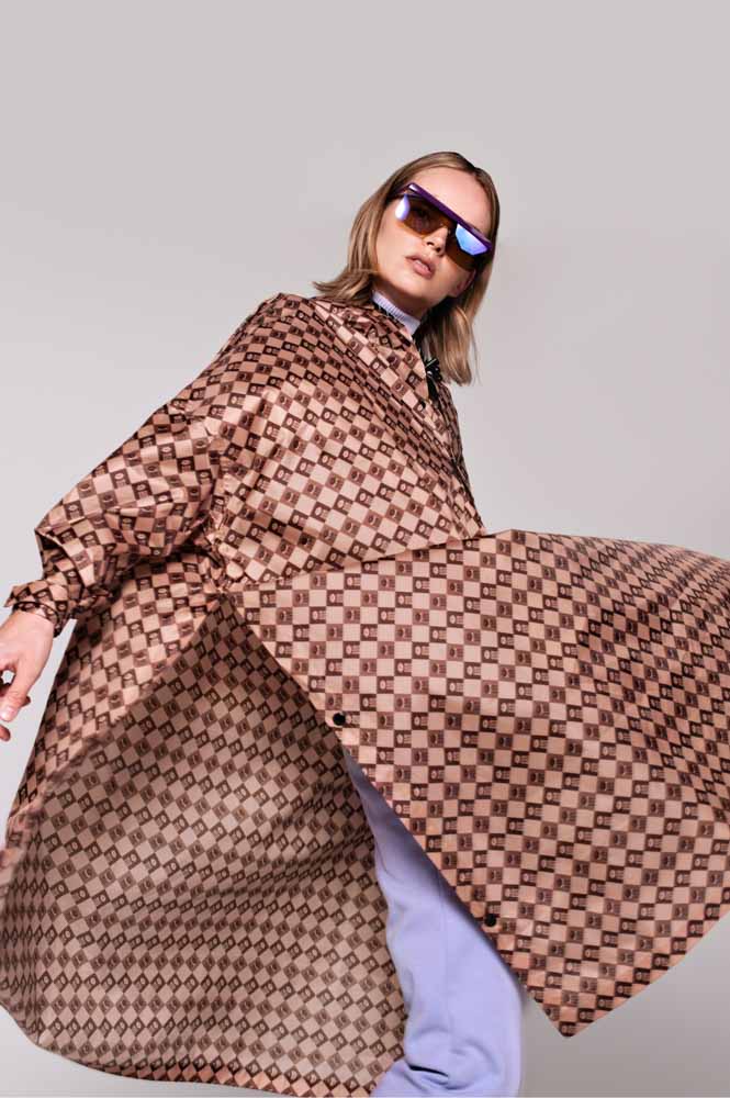 rainkiss regnponcho i genbrugsplastik digi damier i brune