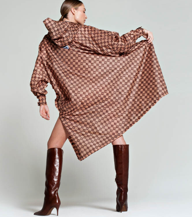 rainkiss regnponcho i genbrugsplastik digi damier i brune