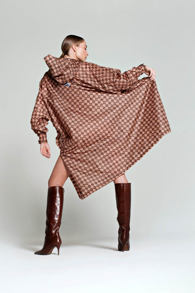 rainkiss regnponcho i genbrugsplastik digi damier i brune