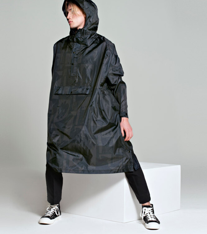 rainkiss regnponcho i genbrugsplastik sort back to black art camo