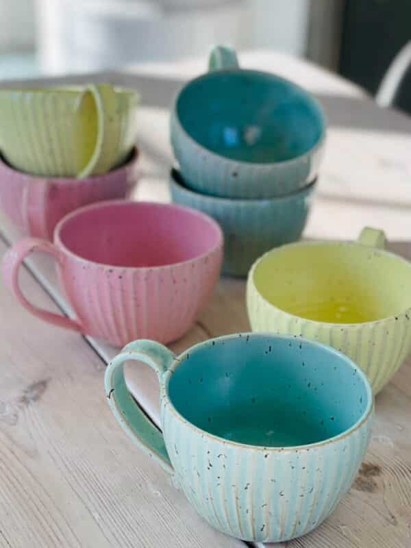 trine lise keramik kopper med riller i pasteller.keramik kop,keramik kop, cups, cup, handmade ceramic,, hånddrejet keramik,thilde graulund keramik, remix by sofie, borddækning, boliginteriør, ceramic