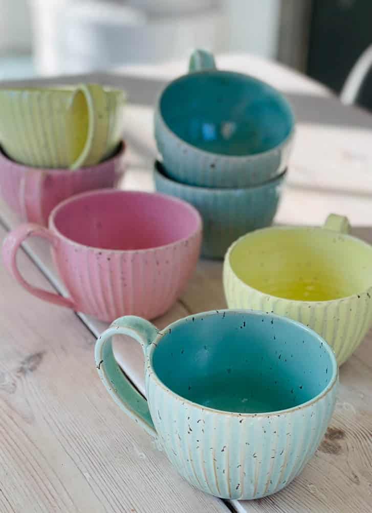 trine lise keramik kopper med riller i pasteller.keramik kop,keramik kop, cups, cup, handmade ceramic,, hånddrejet keramik,thilde graulund keramik, remix by sofie, borddækning, boliginteriør, ceramic