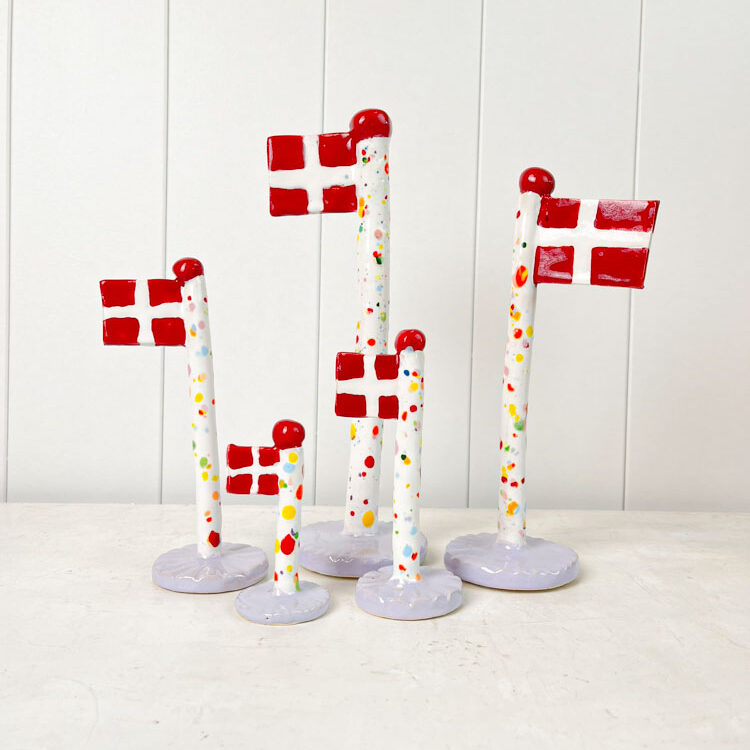 håndlavet keramik flag fra the clay play i harlekin flag med lilla fod