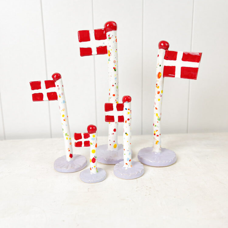 håndlavet keramik flag fra the clay play i harlekin flag med lilla fod