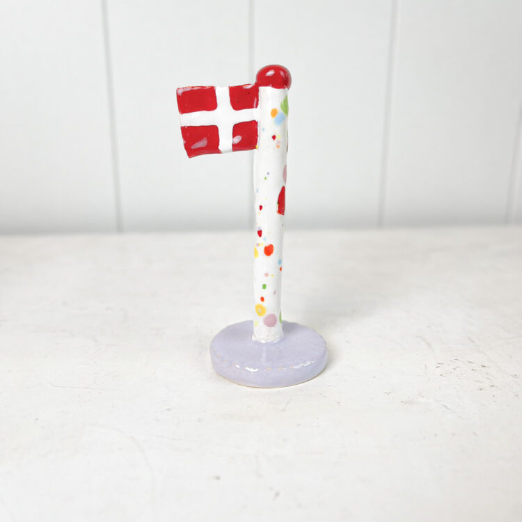 håndlavet keramik flag fra the clay play i harlekin flag med lilla fod