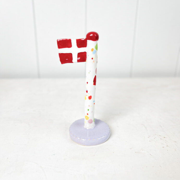 håndlavet keramik flag fra the clay play i harlekin flag med lilla fod