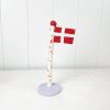 håndlavet keramik flag fra the clay play i harlekin flag med lilla fod