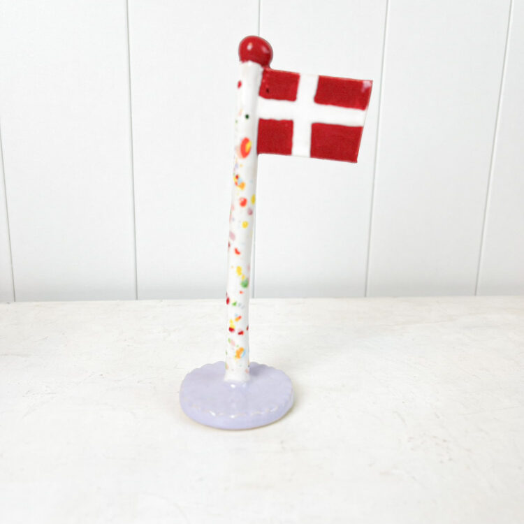 håndlavet keramik flag fra the clay play i harlekin flag med lilla fod