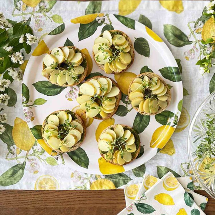 koustrup & co rund bakke i birketræ med citroner og citronblomster